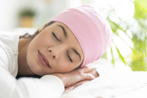 Comment intégrer un foulard carré dans une tenue business pour femmes sans paraître démodée?