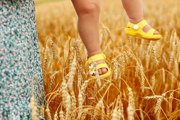 Choisir des sandales Bébé adaptées : des bienfaits et du style